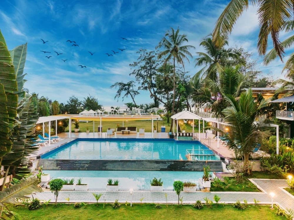 Foxoso La Alphonso Beach Resort โ main view